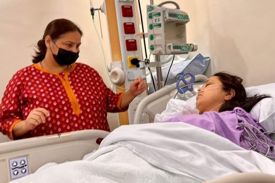 লালু প্রসাদ যাদবকে নিজের একটি কিডনি দান করতে চলেছেন তাঁর মেয়ে রোহিণী আচার্য। সোমবার সিঙ্গাপুরের হাসপাতালে অস্ত্রোপচারের পর মেয়ের কিডনি লালুর শরীরে প্রতিস্থাপন করা হবে।