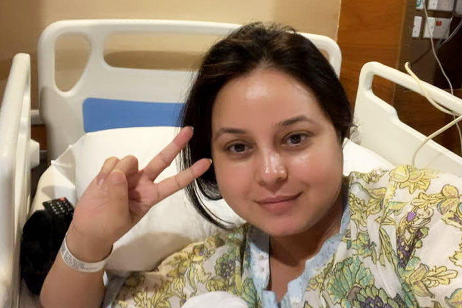 শনিবারই হাসপাতালে ভর্তি হয়েছেন লালু এবং রোহিণী। হাসপাতাল থেকে বাবার সঙ্গে ছবিও পোস্ট করেছেন তিনি। জানিয়েছেন, অস্ত্রোপচারের জন্য তাঁরা তৈরি।