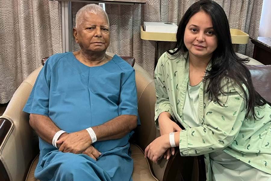 সম্প্রতি চিকিৎসকরা জানান, লালুর কিডনি প্রতিস্থাপন প্রয়োজন। এর পরেই নভেম্বরের শুরুতে জানা যায়, লালু-কন্যা রোহিণী নিজের একটি কিডনি দিয়ে বাবাকে সুস্থ করে তোলার সিদ্ধান্ত নিয়েছেন।