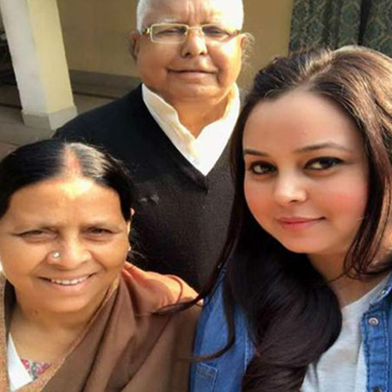 লালু এবং তাঁর স্ত্রী তথা বিহারের আর এক প্রাক্তন মুখ্যমন্ত্রী রাবড়ি দেবীর মেজো মেয়ে রোহিণী। তিনি সিঙ্গাপুরের বাসিন্দা। ভারতীয় নাগরিক হলেও পাকাপাকি ভাবে সিঙ্গাপুরেই থাকেন রোহিণী।