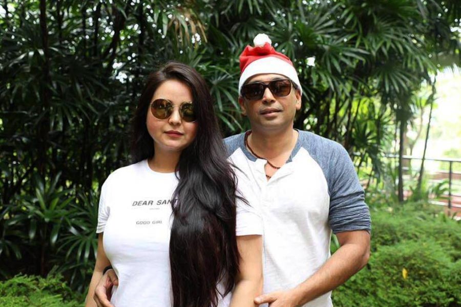 রোহিণীর স্বামী সমরেশ সিঙ্গাপুরের একটি বেসরকারি সংস্থায় ম্যানেজিং ডিরেক্টর হিসাবে কর্মরত। সমরেশের বাবা রণবিজয় সিংহ অবসরপ্রাপ্ত আয়কর আধিকারিক। তিনি লালু প্রসাদের কলেজের বন্ধুও বটে।