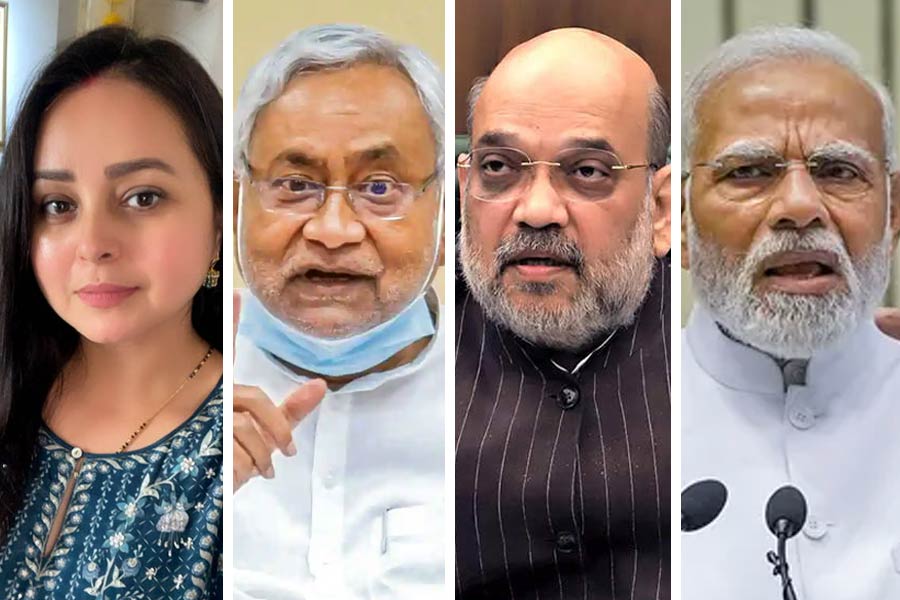 একের পর এক টুইট করে রোহিণী কটাক্ষে জর্জরিত করেছিলেন রাজনৈতিক নেতাদের। বিহারের মুখ্যমন্ত্রী নীতীশ কুমার থেকে শুরু করে অমিত শাহ, এমনকি রোহিণীর আক্রমণ থেকে বাদ যাননি প্রধানমন্ত্রী নরেন্দ্র মোদীও।