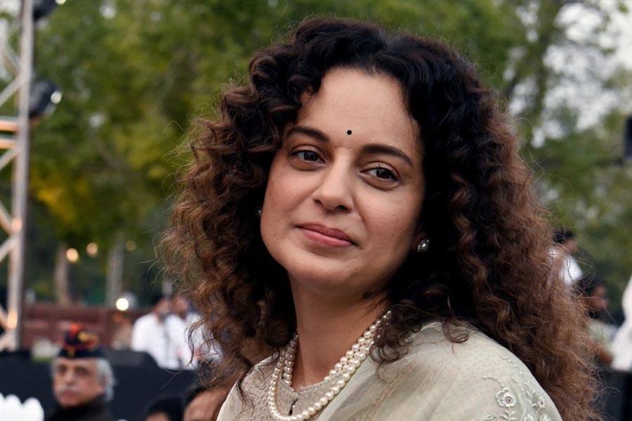 ‘ঠোঁটকাটা’ রোহিণীর রোষের মুখে পড়েছিলেন বলিউড অভিনেত্রী কঙ্গনা রানাউতও। কোভিডের সময় যখন গঙ্গায় দেহ ভাসতে দেখা গিয়েছিল, কঙ্গনা বলেছিলেন নাইজেরিয়ার ছবি দেখিয়ে গঙ্গার বলে দাবি করা হচ্ছে। এই মন্তব্যের পর অভিনেত্রীকে সটান ‘মানসিক ভারসাম্যহীন’ এবং ‘অন্ধ’ বলে মন্তব্য করেন রোহিণী।