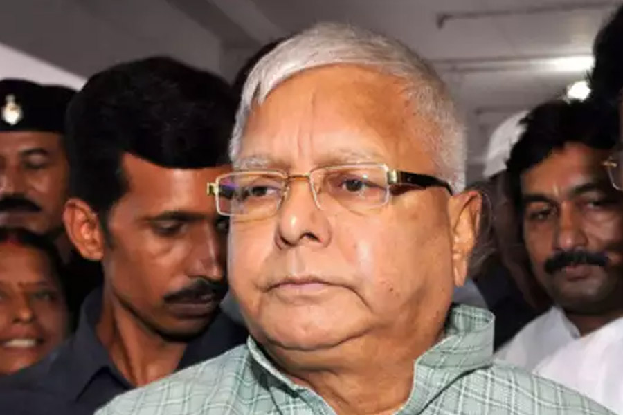 পরে অবশ্য সব ক’টি গাড়িই আবার ওই শো-রুমে ফেরত দিয়ে দিয়েছিল যাদব পরিবার। কিন্তু বিতর্ক তাতে থামেনি।