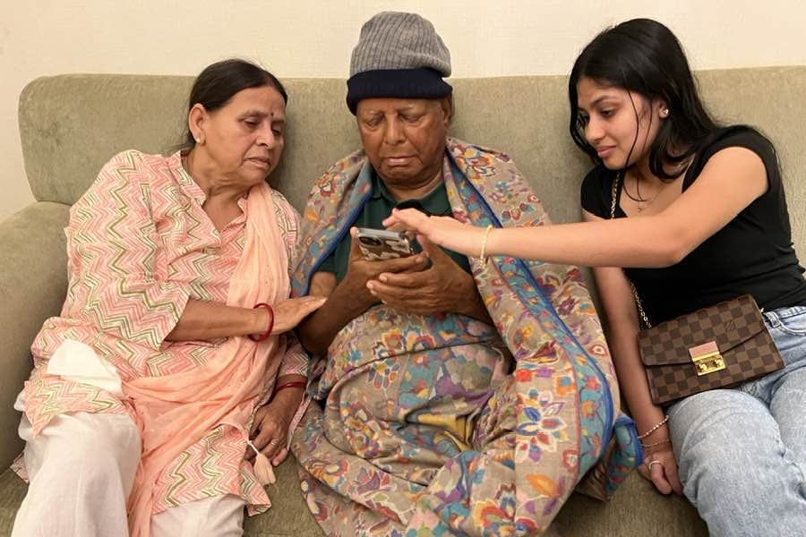 সমাজমাধ্যমে পারিবারিক নানা ছবি এবং ভিডিয়োও হামেশাই পোস্ট করে থাকেন রোহিণী। বলেন, ‘‘আমার মা এবং বাবা আমার কাছে ভগবান। আমি ওঁদের জন্য যে কোনও কাজ করতে পারি।’’