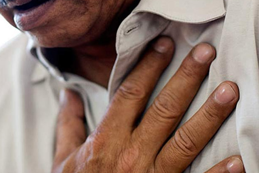 অস্বাস্থ্যকর জীবনযাপন, খাওয়াদাওয়ায় অনিয়ম, শরীরচর্চায় অনীহা— এই তিন বদভ্যাস ডেকে আনে হার্ট অ্যাটাকের ঝুঁকি! সম্প্রতি সংবাদের শিরোনামে উঠে এসেছে এমন কিছু হার্ট অ্যাটাকের ঘটনা, যা ঘুম কেড়েছে অনেকের।