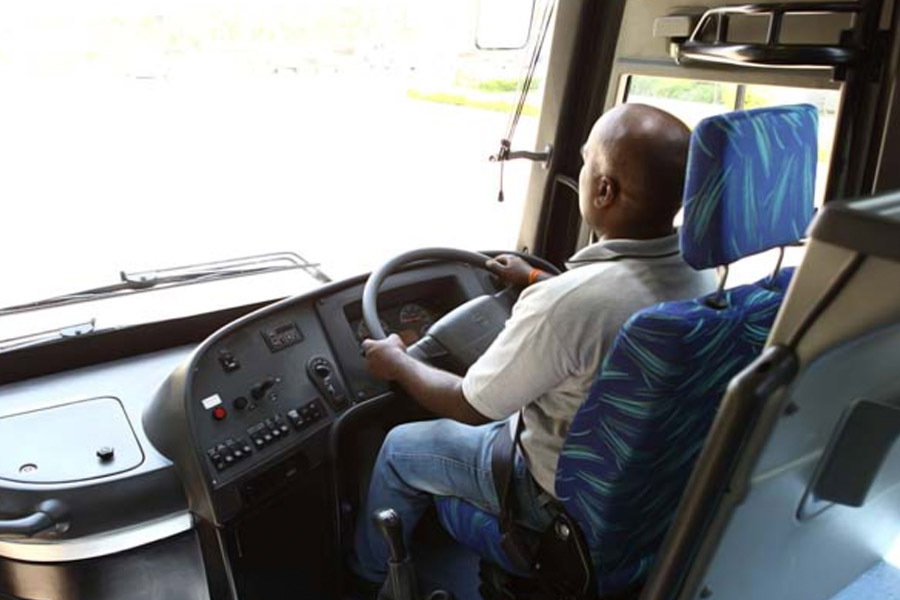 বাস চালাতে চালাতেই আচমকা হার্ট অ্যাটাক হল চালকের। স্টিয়ারিংয়ের উপর ঢলে পড়েন তিনি। নিয়ন্ত্রণহীন বাস তার পর সিগন্যালে দাঁড়িয়ে থাকা একের পর এক গাড়িতে ধাক্কা মারে।