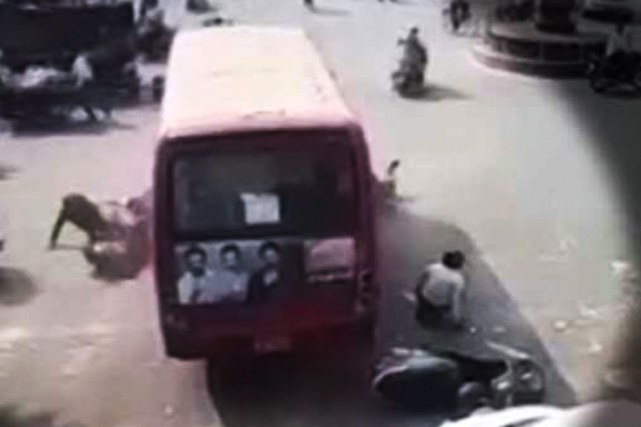 এই ঘটনায় মৃত্যু হয় এক পথচারীর, আহত হন একাধিক। চিকিৎসকেরা জানিয়েছেন, হার্ট অ্যাটাকেই চালক হরদেব পাল (৬০)-এর মৃত্যু হয়েছে। মৃত চালক ছিলেন মধ্যপ্রদেশের জবলপুরের বাসিন্দা।