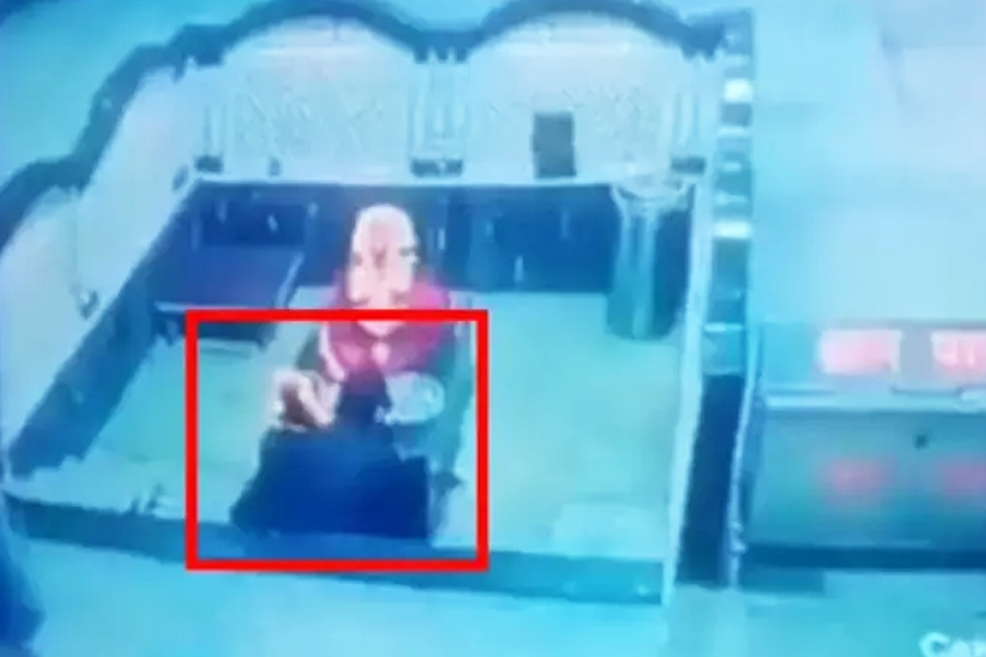  সম্প্রতি আরও একটি হার্ট অ্যাটাকে মৃত্যুর ঘটনা সংবাদের শিরোনামে উঠে এসেছে। গত বৃহস্পতিবার কাটনির সাই মন্দিরে পুজো দিতে গিয়েছিলেন রাজেশ মেহানি। সিসিটিভি ফুটেজে দেখা গিয়েছে, সাইয়ের বিগ্রহের চারপাশে প্রদক্ষিণ করে সামনে এসে দাঁড়ান। তার পর বিগ্রহের সামনে মাথা নত করে বসে পড়েন। এর পর বেশ কয়েক সেকেন্ড কেটে গেলেও মাথা তোলেননি তিনি।