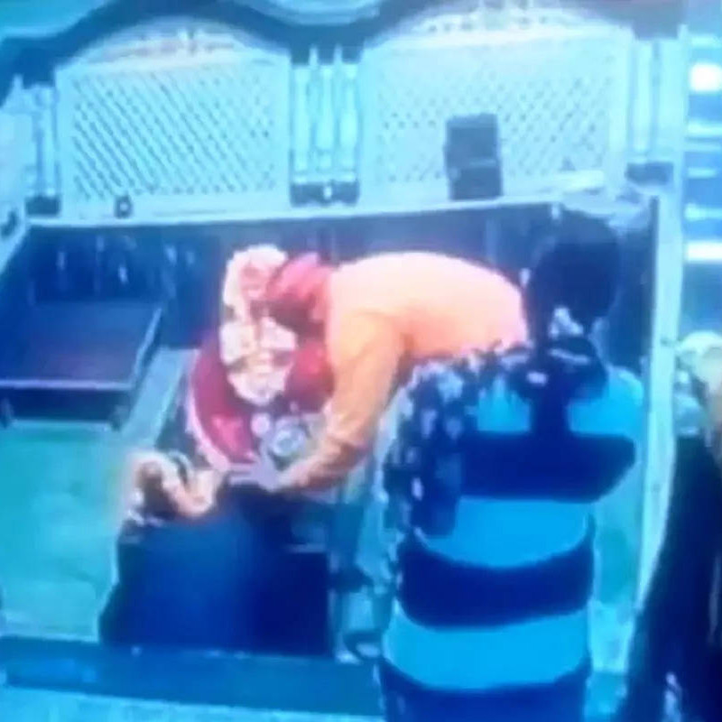 ১৫ মিনিট দেখার পর মন্দিরের পুরোহিতকে খবর দেন অন্য ভক্তরা। পরে তাঁকে হাসপাতালে নিয়ে গেলে চিকিৎসকরা মৃত বলে ঘোষণা করেন। চিকিৎসকরা জানান, ‘সাইলেন্ট’ হার্ট অ্যাটাকেই মৃত্যু হয়েছে তাঁর।