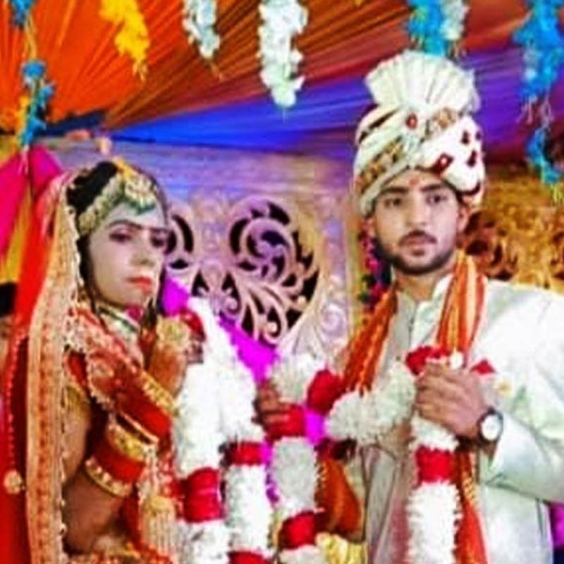 ভরা মণ্ডপে চলছিল বিয়ের অনুষ্ঠান। চারদিকে নিমন্ত্রিতের ঢল, সাজ সাজ রব। বর অপেক্ষা করছেন কখন কনে এসে তাঁকে বরমালা পরিয়ে স্বামী হিসাবে গ্রহণ করে নেবেন। সেজেগুজে কনে এলেনও বটে, তবুও হল না মালামদল। ঘটনাটি লখনউয়ের ভাদওয়ানা গ্রামের মালিহাবাদ অঞ্চলের।