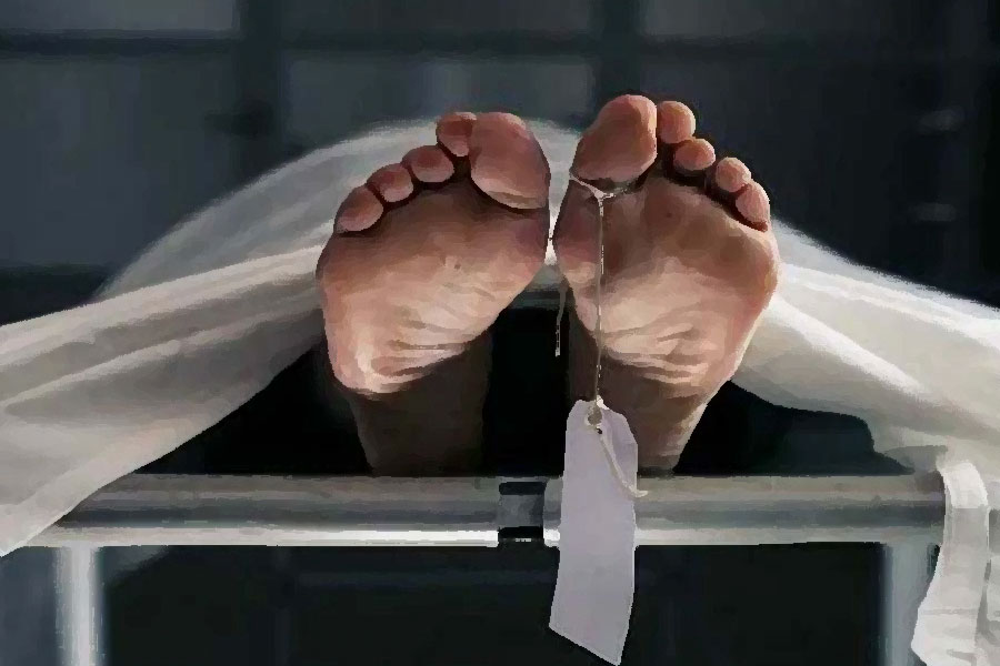 ২০-র শিবাঙ্গী  মালা হাতে কনে বিয়ের মণ্ডপে এসে মালা পরাতে গিয়ে হঠাৎ করেই অচৈতন্য হয়ে পড়ে যান। হাসপাতালে নিয়ে যেতে যেতেই হয় তাঁর মৃত্যু। এ ক্ষেত্রেও মৃত্যুর কারণ হার্ট অ্যাটাক।