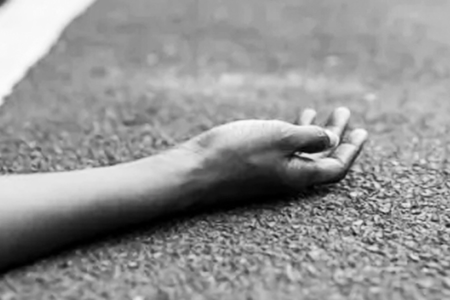 এখানেই শেষ নয়, ১৮ বছর বয়সি জুবেরেরও মৃত্যু হয়েছে হার্ট অ্যাটাকে। বন্ধুদের সঙ্গে রাস্তায় হাঁটছিল সে। সিসিটিভিতে দেখা যায়, হঠাৎই জোরে হাঁচি আসে তাঁর। তার পর কয়েক সেকেন্ডের মধ্যেই বন্ধুর গায়ে ঢলে পড়েন তিনি।