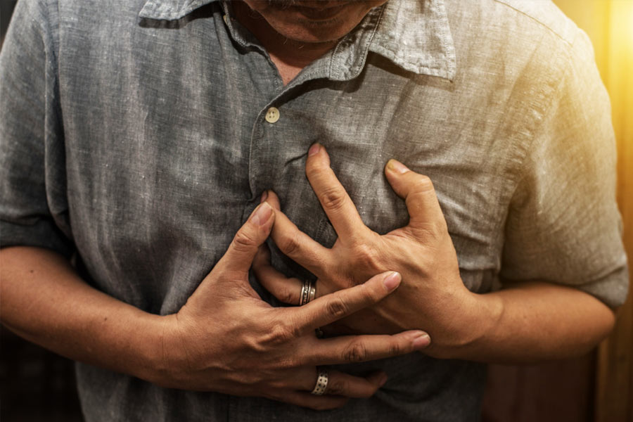 তার পর তাঁর বন্ধুরা হাত-পা ঘষতে শুরু করেন। তাতেও লাভের লাভ কিছুই হয়নি। হাসপাতালে নিয়ে যাওয়া হলে তাঁকে মৃত বলে ঘোষণা করা হয়। কারণ এ ক্ষেত্রেও, হার্ট অ্যাটাক।   