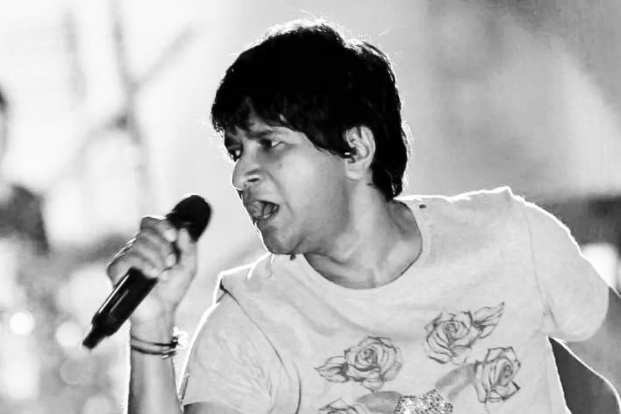 সব ঘটনার নেপথ্যেই হার্ট অ্যাটাক। ১৮ থেকে ৬০— সব বয়সিদেরই কাবু করছে সাইলেন্ট হার্ট অ্যাটাক বা সাইলেন্ট অ্যাকিউট মায়োকার্ডিয়াল ইনফার্কশন (এসএএমআই)। কেকে, সিদ্ধার্থ শুক্ল, সিদ্ধার্থ সূর্যবংশীর, রাজু শ্রীবাস্তবের উদাহরণ মৃত্যুভীতি তৈরি করছে অল্পবয়সিদের মনে। যাঁদের উচ্চ রক্তচাপ আছে, রক্তে শর্করার মাত্রা বেশি কিংবা যাঁদের স্থূলতার সমস্যা রয়েছে, তাঁদের হৃদ্‌রোগে আক্রান্ত হওয়ার আশঙ্কা থাকে।