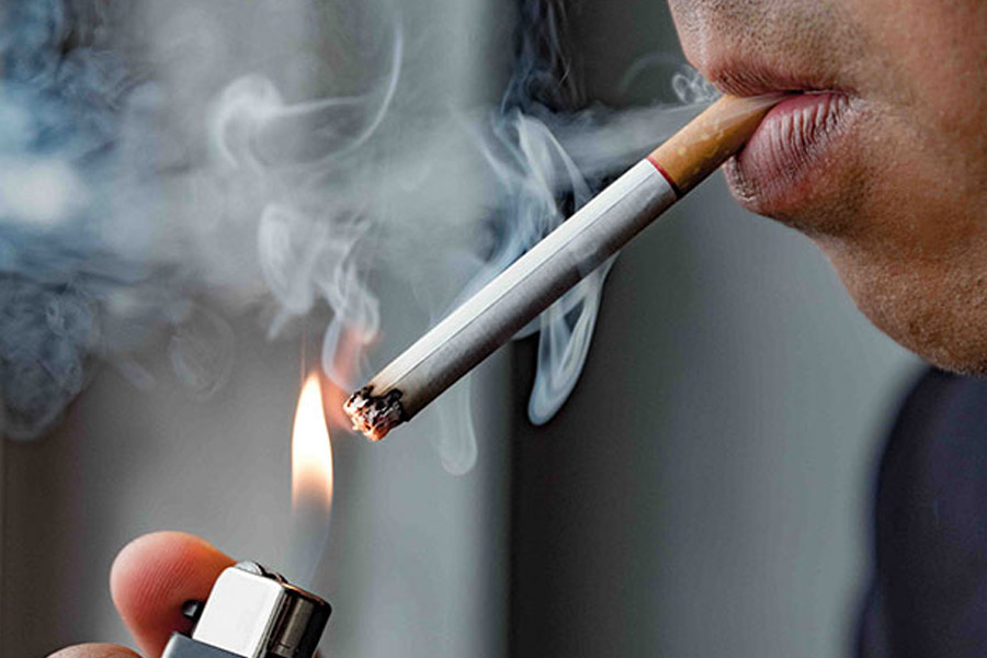 চিকিৎসক সুবর্ণ গোস্বামীর মতে, ‘‘যাঁরা ধূমপান করেন, কিংবা যাঁদের ডায়াবিটিসের মতো রোগ রয়েছে তাঁদের সাইলেন্ট হার্ট অ্যাটাকে আক্রান্ত হওয়ার ঝুঁকি অনেক বেশি।’’