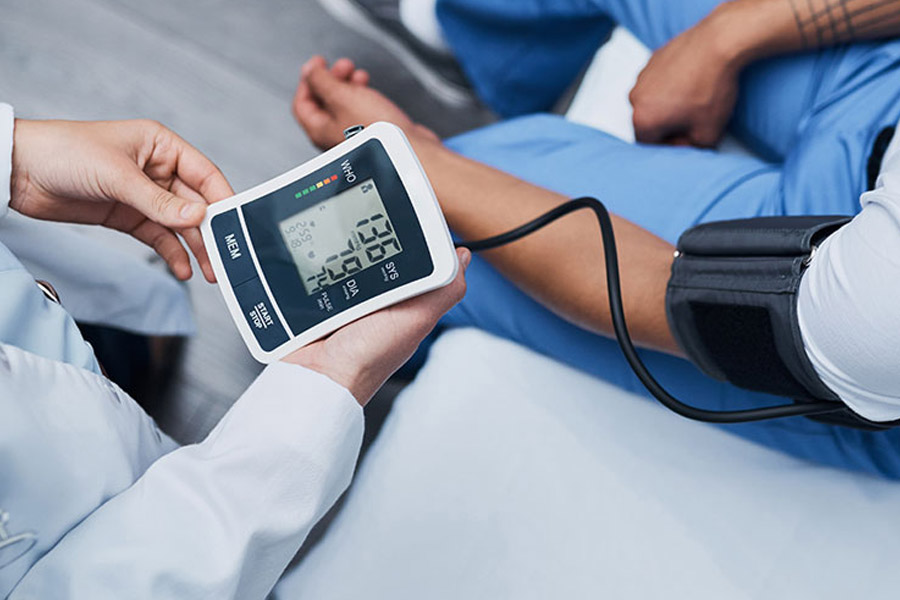 চিকিৎসকের মতে, যাঁদের রক্তচাপ ও কোলেস্টেরলের সমস্যা  বা ডায়াবিটিস আছে তাঁদের ধূমপান একেবারেই বন্ধ করে দেওয়া উচিত। নইলে কিন্তু ঝুঁকি অনেক বাড়বে।