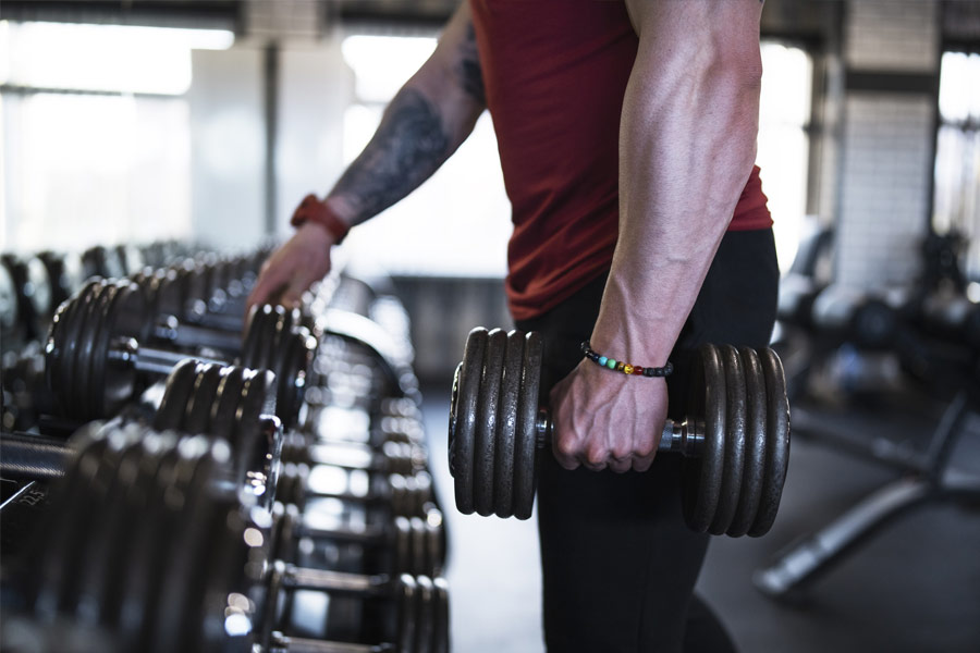 হালফিলে তরুণ প্রজন্মের মধ্যে জিমে গিয়ে পেশিবহুল চেহারা বানানোর ঝোঁক বেড়েছে। মূলত শাহরুখ, হৃতিকই তাঁদের ‘আইডল’! তারকাদের মতো চেহারা বানাতে কেবল ভারী শরীরচর্চাতেই আটকে থাকেন না তাঁরা। চলে দেদার স্টেরয়েড নেওয়া। ডায়েটে তাঁরা রাখেন প্রোটিন শেক, সেখানেও থাকে স্টেরয়েড। দীর্ঘ দিন ধরে স্টেরয়েড নেওয়া শরীরের জন্য একেবারেই ভাল নয়। এতে বাড়ে হার্ট অ্যাটাকের ঝুঁকি।