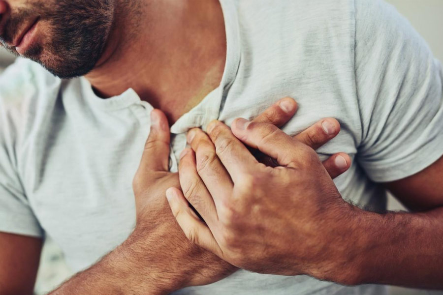 মাঝেমাঝে বুকে চিনচিনে ব্যথা এই প্রকার হার্ট অ্যাটাকের অন্যতম লক্ষণ। বুকের বাঁ দিকে ব্যথা তো বটেই, অনেক সময়ে গোটা বুক জুড়েই চাপ ও অস্বস্তি অনুভব করেন রোগী।