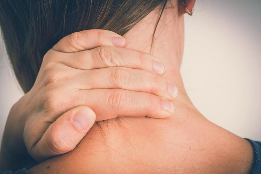 শুধু বুকেই নয়, বাহু, পিঠ, ঘাড় ও চোয়ালে ব্যথাও কিন্তু এই ধরনের হার্ট অ্যাটাকের পূর্বলক্ষণ হতে পারে। সঙ্গে শ্বাসকষ্টের সমস্যাও দেখা যায়।