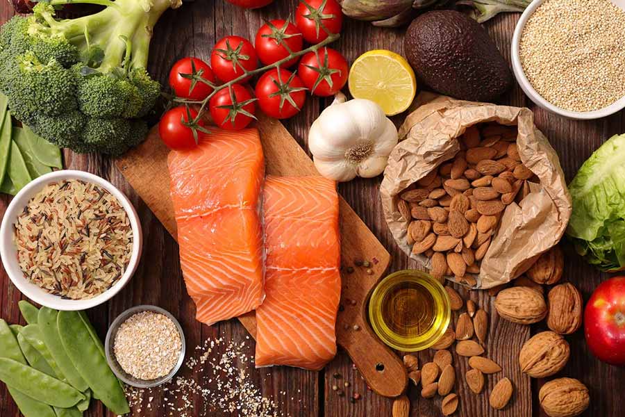 হার্টের সমস্যায় ভুগছেন কি না, তা সব সময়ে আগে থেকে বোঝা কিংবা জানা সম্ভব নয়। হয়তো যখন জানতে পারলেন, আপনার হাতে চেষ্টা করার সময়টা পর্যন্ত নেই। তাই প্রাক্‌-উপসর্গের অপেক্ষায় বসে থাকবেন না। সব সময়ে তা দৃশ্যমান না-ও হতে পারে। হার্ট অ্যাটাকের ঝুঁকি এড়াতে নিজের যত্ন নিন। স্বাস্থ্যকর খাবার খাওয়ার দিকে জোর দিন। চিকিৎসকের সঙ্গে স‌ংযোগে থাকুন।