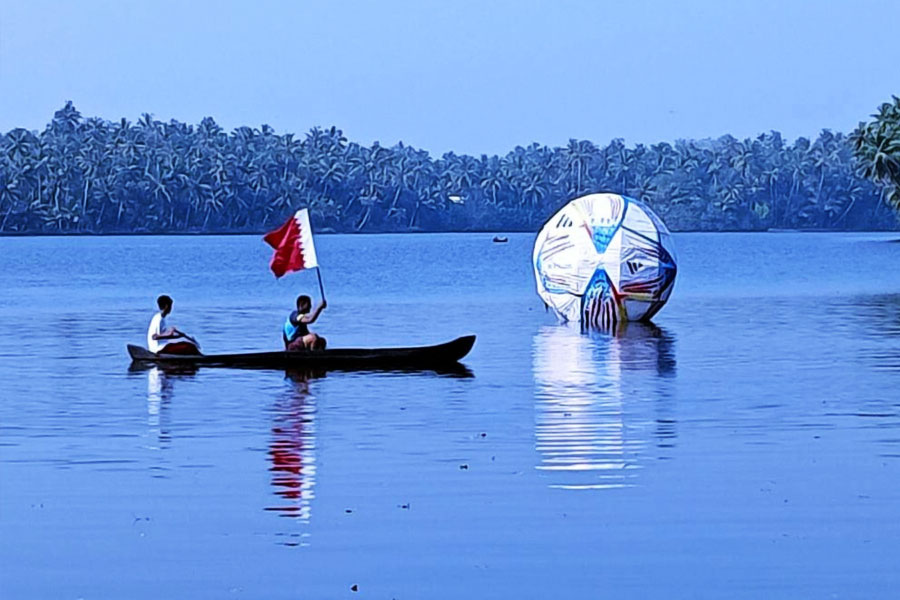 গ্রামের নাম কেত্তুঙ্গল। যদিও ‘কাতার গ্রাম’ নামেই বেশি পরিচিত। কেরলের ত্রিশূর থেকে ২০ কিলোমিটার দূরে রয়েছে এই গ্রাম। এনামাক্কাল হ্রদের ধারে।