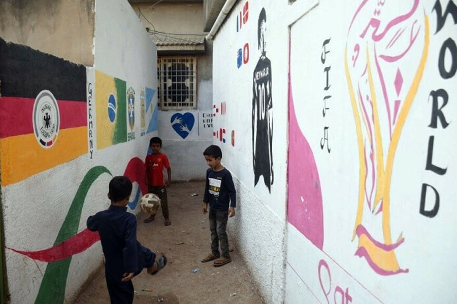 এ বারের ফুটবল বিশ্বকাপ হচ্ছে কাতারে। গোটা গ্রামের বাসিন্দারা তাই উদ্‌যাপনে সামিল। যে দেশের জন্য তাঁদের সংসার চলে, সেই দেশকে ধন্যবাদ দিতে চাইছেন গ্রামবাসীরা। গ্রামের বাড়িগুলির দেওয়াল রং করেছেন মেরুন আর সাদায়। ওটাই কাতারের জাতীয় পতাকার রং।