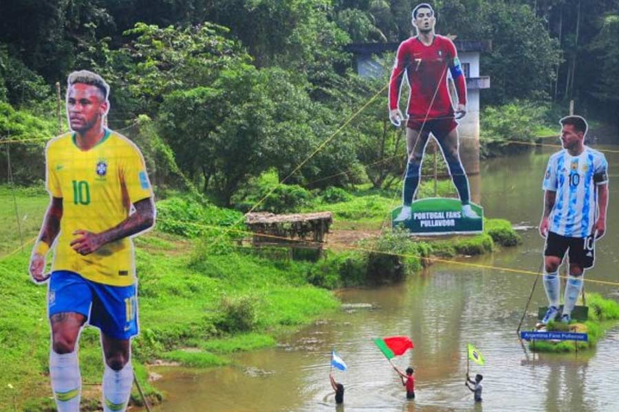 সিদ্ধান্তটা প্রথম নিয়েছিল এনামাক্কাল কেত্তুঙ্গল ওয়েলফেয়ার অ্যাসোসিয়েশন। তারা স্থির করে, বিশ্বকাপ যতই কাতারে হোক, নিজেদের গ্রামে উদ্‌যাপন হওয়া দরকার। এর পরেই গঠন করা হয় কমিটি। কমিটির বেশির ভাগ সদস্যই কাতারফেরত বা সেখানে এখনও রয়েছেন।