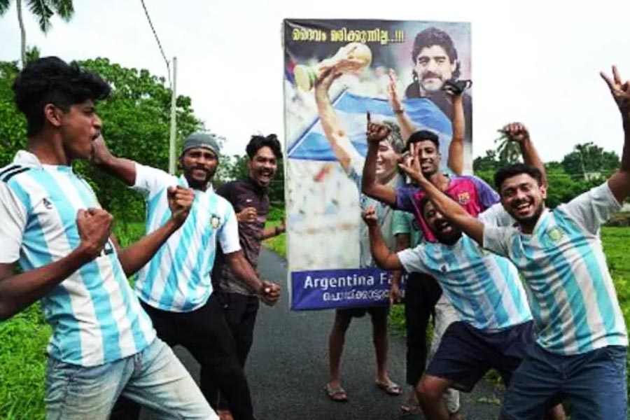কেত্তুঙ্গলে উদ্বোধনী অনুষ্ঠানে সামিল হন প্রায় দু’হাজার মানুষ। তাঁরা পরেছিলেন মেরুন এবং সাদা রঙের পোশাক। কাতারের জাতীয় পতাকার রংও হল এই মেরুন-সাদা। সে দিন গ্রামের রাস্তা দিয়ে মিছিলে শামিল ছিল উটও।