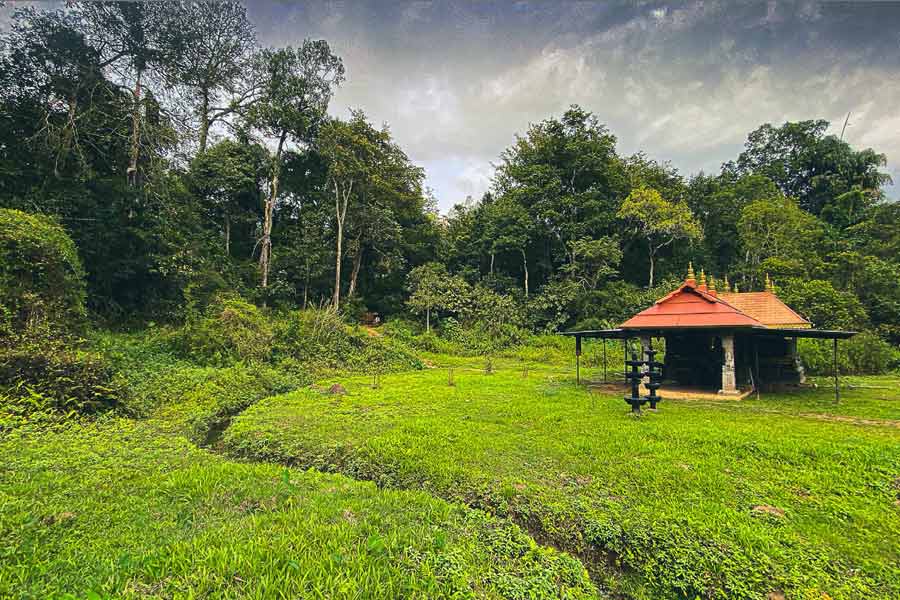 মনে করা হয়, ১৯৫২ সাল থেকে কেত্তুঙ্গলের সঙ্গে যোগাযোগ শুরু কাতারের। আবদুল আজিজ নামে এক ব্যক্তি গিয়েছিলেন কাতারে, কাজের খোঁজে। তখনও কাতারকে নিয়ন্ত্রণ করে ব্রিটেন।