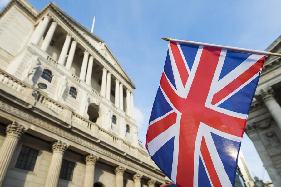 আবদুল গিয়ে প্রথমে ঠিক কী কাজ করতেন, জানা যায়নি। পরে একটি ব্রিটিশ ব্যাঙ্কে কাজ নেন তিনি।