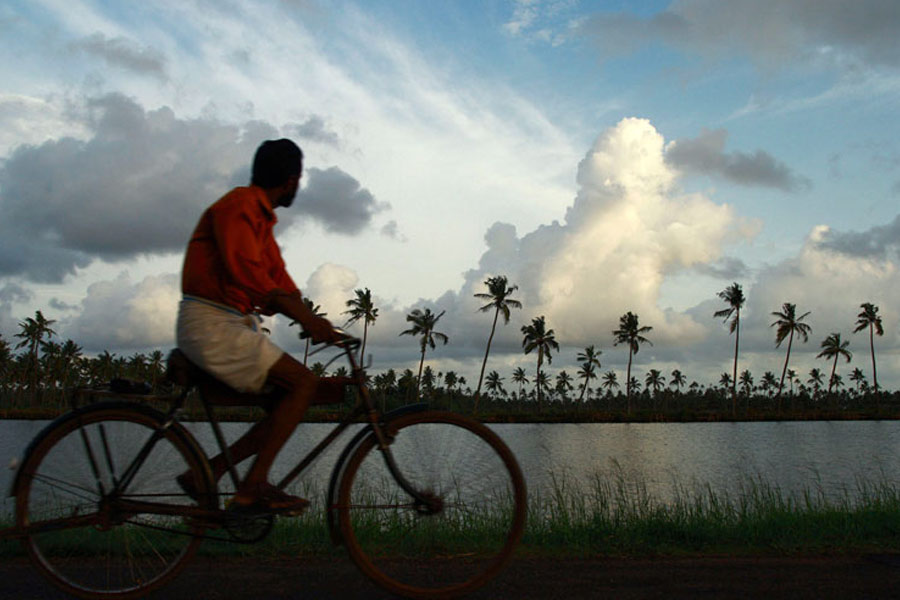 জালালউদ্দিন হাজি নামে গ্রামের এক বাসিন্দা বলেন, ‘‘আমাদের গ্রাম খুব গরিব ছিল। গ্রামে তখন সব ভাঙাচোরা কাঁচা বাড়ি। বেশির ভাগই চাষের কাজ করতেন। নয়তো মাছ ধরতেন। কাতারই এ গ্রামের মানুষদের জন্য নতুন পথ খুলে দিয়েছিল।’’