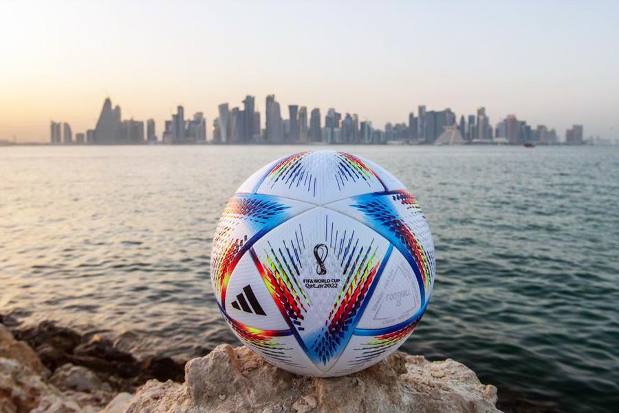 হাজি জানালেন, গ্রাম থেকে প্রথমে আবদুলই কাতার যান। পরে একে একে তাঁর আত্মীয়-বন্ধুরা যান। এর পরেই বদলাতে থাকে ছবিটা। আশির দশকে কাতারে গিয়েছিলেন হাজি। তিনি দরজির কাজ করতেন সেখানে। তিনি জানালেন, এখন গ্রামের বেশির ভাগ মানুষ আগে ব্যবসা করতে চায়। তার পর পড়াশোনা।