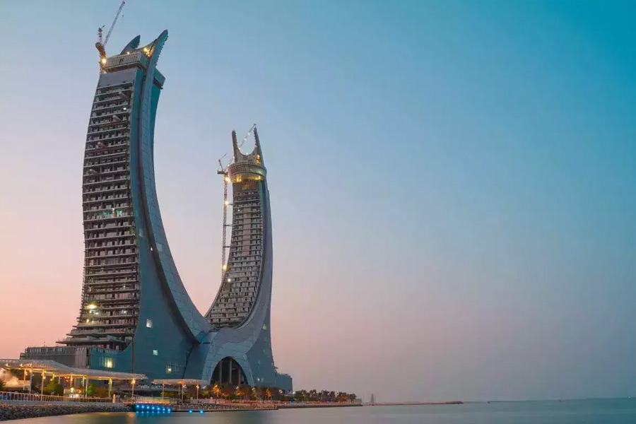 কাতারে গিয়ে কেমন ছিল অভিজ্ঞতা? হাজি জানালেন, গ্রামে যা স্বপ্নেও ভাবতে পারেননি, সে রকমই ছিল জীবন। এসি ঘর, টেলিফোন— সবই নতুন ছিল তাঁদের কাছে। হাজির কথায়, ‘‘এখন যাঁরা কাতার যান, তাঁদের কাছে এ সব অতটাও নতুন নয়। তাঁরা আমাদের থেকে অনেক বেশি শিক্ষিতও।’’