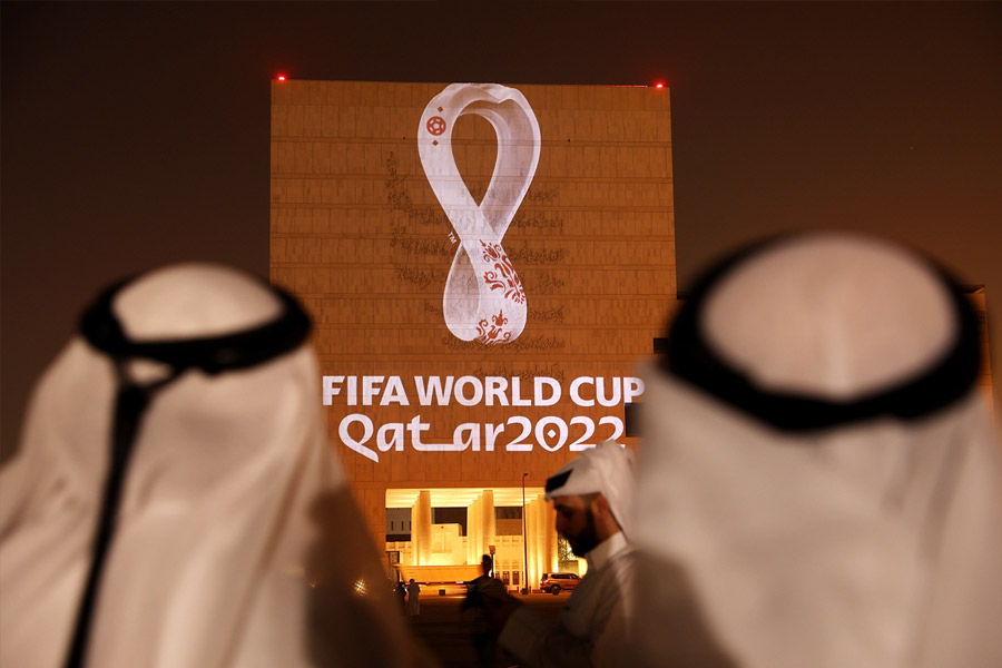 কাতার বিশ্বকাপে প্রতি ম্যাচের বাঁশি বাজার আগেই শুরু হচ্ছে ‘খেলা’! এবং তা শুরু হচ্ছে রেফারির কব্জিতে বাঁধা বিশেষ ঘড়িতে। বিশ্বকাপের ৬৪টি ম্যাচে মাঠে নামার ঠিক ১৫ মিনিট আগে যার শুরু। সে ‘খেলা’ শেষ হচ্ছে ম্যাচের অতিরিক্ত সময়ের শেষ মুহূর্তে।