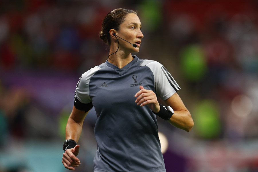 ম্যাচ রেফারিরাই যে শুধু এ ঘড়ি পরছেন, তা নয়। এ বারের বিশ্বকাপের ৬৪টি ম্যাচের ১২৯ জন অফিশিয়াল, ৩৬ জন রেফারি, ৬৯ জন সরকারি রেফারি এবং ২৪ জন ভিডিয়ো অ্যাসিস্ট্যান্ট রেফারি (ভার)-কে হাতে বাঁধতে দেওয়া হয়েছে উব্লো।