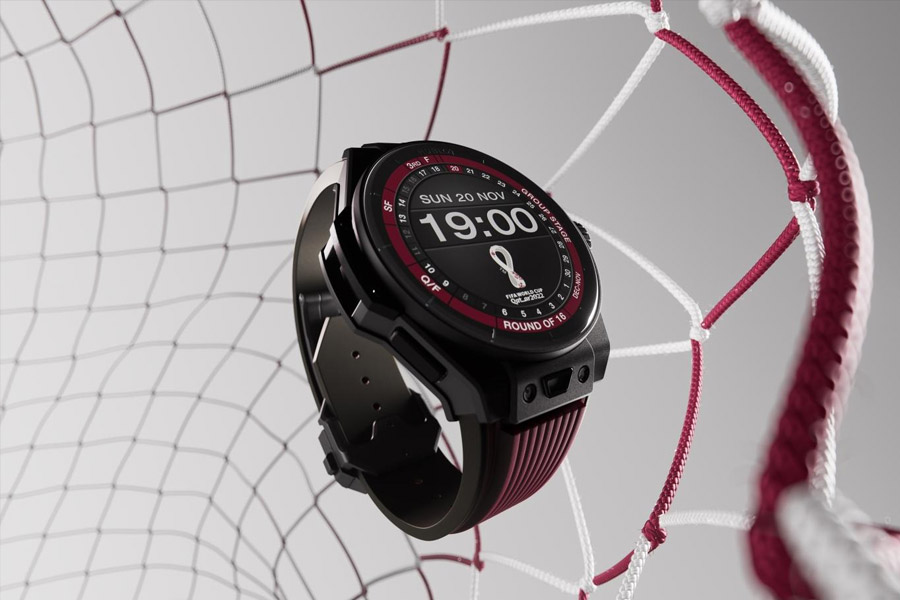 বিশ্বকাপের কথা মাথায় রেখে ১৪ অক্টোবর উব্লো ঘড়ির ১ হাজার বিশেষ সংস্করণ ‘বিগ ব্যাং ই’ বাজারে ছেড়েছে সুইস সংস্থাটি। বিলাসবহুল ঘড়ি তৈরিতে দীর্ঘ দিন ধরেই রোলেক্স, রাডো বা ওমেগার ব্র্যান্ডের সঙ্গে পাল্লা দিচ্ছে উব্লো। তবে কাতার বিশ্বকাপের জন্য বিশেষ ভাবে তৈরি করা হয়েছে এটি।