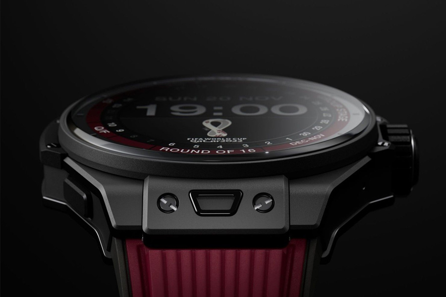 কী এমন বিশেষত্ব রয়েছে এ ঘড়িতে? ৫,৮০০ ডলারের (ভারতীয় মুদ্রায় দাম প্রায় ৪ লক্ষ ৮২ হাজার টাকা) এ ঘড়িতে বন্দি ম্যাচের যাবতীয় খুঁটিনাটি। মাঠে নামার ঠিক ১৫ মিনিট আগেই ম্যাচের দু’পক্ষের প্রথম একাদশের ফুটবলারদের সমস্ত তথ্য পেয়ে যান রেফারিরা।