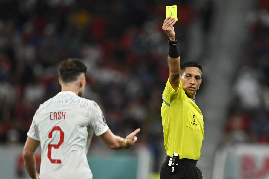 বিশ্বকাপের প্রতিটি ম্যাচে ক’টা হলুদ কার্ড দেখানো হল, কার কপালে লাল কার্ডের কোপ পড়ল? ক’টা পেনাল্টি পেল কোন দল? তেকাঠিতেই বা ক’বার বল ঠেলা হয়েছে? এ সব তথ্য নিজের কাছে জমা করতে থাকে উব্লো। এমনকি, গোলের বাইরের জালে বল মারলেও তা জেনে যায় এ ঘড়ি। যার সময়, সংখ্যা হিসাব রেখে দেয় নিজের ভিতরে। প্রয়োজনে পরেও এই সবিস্তার তথ্য ঘড়ি থেকে পেয়ে যান রেফারিরা।