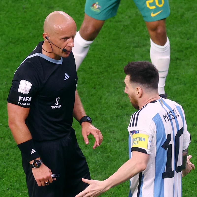 হলুদ বা লাল কার্ড দেখানো হলে বা প্রতিটি পেনাল্টি অথবা গোল হলে গোলদাতার নামও একই ভাবে অ্যানিমেশনের মাধ্যমে দেখাতে থাকে ঘড়িটি।