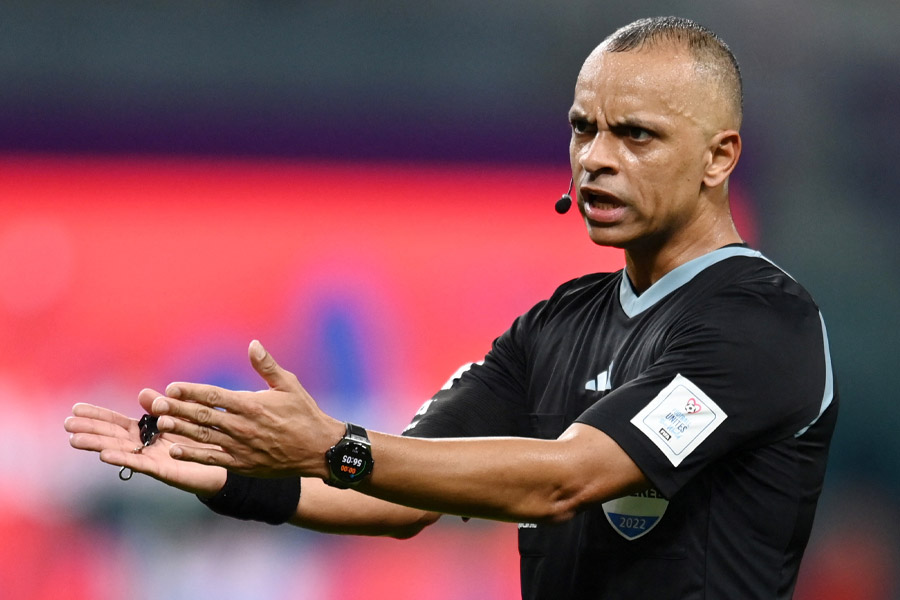 কোনও ম্যাচ অতিরিক্ত সময়ে গড়ালে এই ঘড়িটি ‘একস্ট্রা টাইম মোড’-এ চলে যায়। আবার নক আউট পর্বে পেনাল্টিতে খেলার নিষ্পত্তি হলে তা ‘শুটআউট মোড’-এ চলে যাবে। প্রতিটি পেনাল্টির ফলাফল সবুজ বা লাল রঙের মাধ্যমে ঘড়িতে দেখানো হবে।