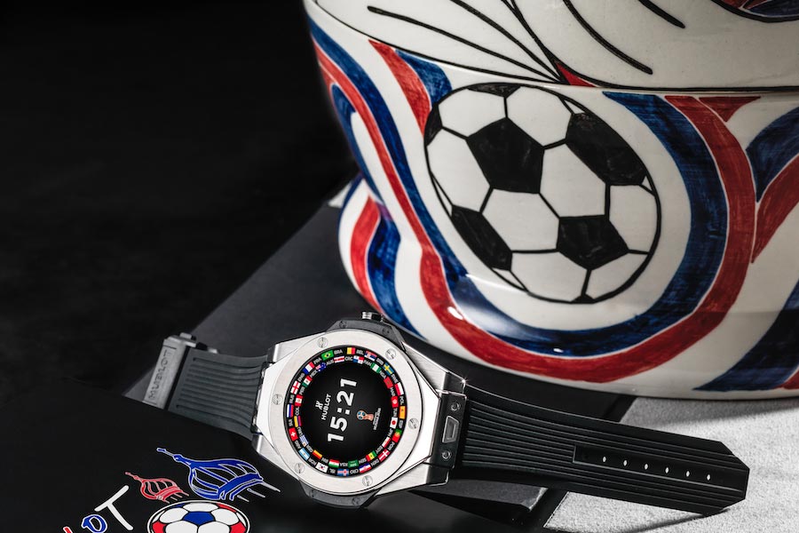 উব্লো প্রস্তুতকারকদের দাবি, ২ ঘণ্টার চার্জে ঘড়ির পুরো ব্যাটারিই দিনভর কার্যক্ষম থাকবে। ৪৪ মিলিমিটারের ‘বিগ ব্যাং ই’-র ডায়ালটি বার্গেন্ডি রঙের। তবে এর স্ট্র্যাপটি কালো এবং বার্গেন্ডি মেশানো রাবারের। তাতে আবার কাতারের পতাকার রঙের ছোঁয়া। তবে রেফারিরা চাইলে কাতার বিশ্বকাপে অংশগ্রহণকারী যে কোনও দেশের পতাকার রংওয়ালা স্ট্র্যাপের উব্লো পরতে পারেন।