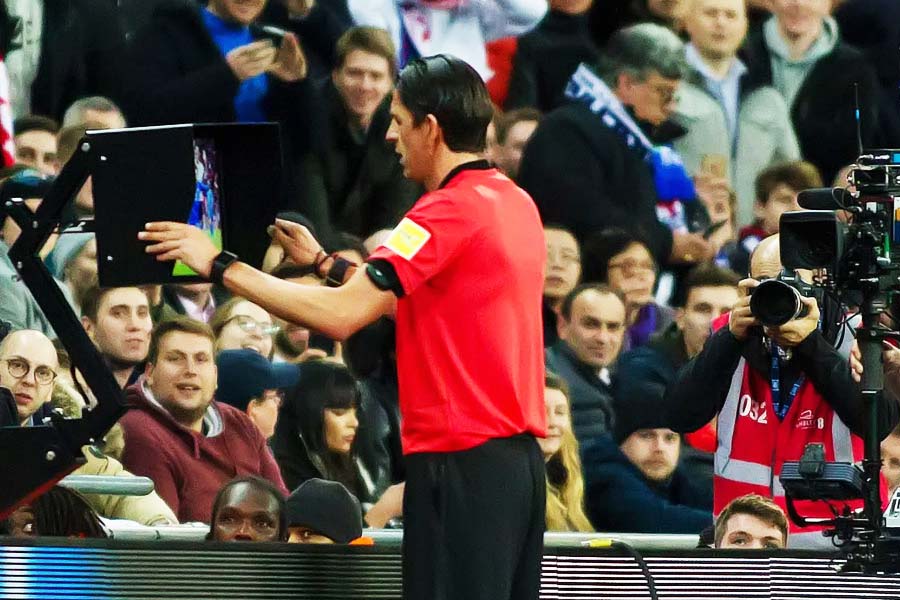 বিশ্বকাপ ছাড়াও চ্যাম্পিয়ন্স লিগ, ইংলিশ প্রিমিয়ার লিগ এবং ইউরোপিয়ান চ্যাম্পিয়নশিপের মতো প্রতিযোগিতায় রেফারিদের হাতে উঠেছে একমাত্র উব্লো ঘড়ি।