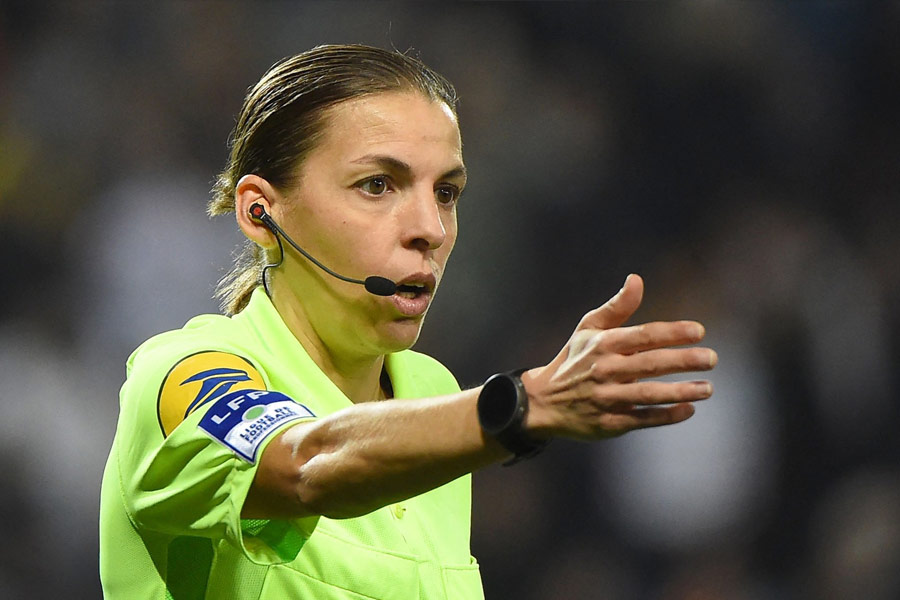 উব্লো ‘বিগ ব্যাং ই’ স্মার্টওয়াচটি তৈরির সময় ফ্রান্সের মহিলা রেফারি স্টেফানি ফ্রাপার সাহায্যও নেওয়া হয়েছিল। প্রসঙ্গত, প্রথম মহিলা রেফারি হিসাবে জার্মানি-কোস্টা রিকা ম্যাচ খেলিয়ে নজির গড়ে ফেলেছেন তিনি।