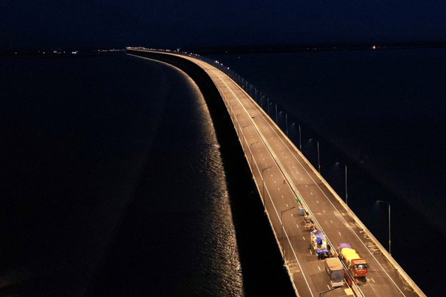 যশোহর বিমানবন্দরের ম্যানেজার রিয়াজুল ইসলাম মাসুদ সংবাদমাধ্যম ‘এই মুহূর্তে’ কে জানিয়েছেন, পদ্মা সেতু চালুর আগে যশোহর থেকে ঢাকা, চট্টগ্রাম ও কক্সবাজার রুটে বিভিন্ন সংস্থার ১৮টি বিমান চলত। তার মধ্যে ঢাকা ও যশোহরের মধ্যে চলত ১৫টি বিমান। বর্তমানে চলছে মাত্র সাতটি বিমান। 