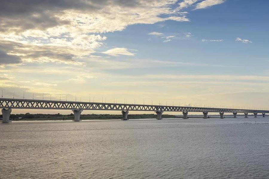 একই সঙ্গে ওই প্রতিবেদনে দাবি, যাত্রীর অভাবে যশোহর-চট্টগ্রাম রুটের বিমান পরিষেবা বন্ধ হয়ে গিয়েছে। যশোহর-কক্সবাজার রুটে বেশ কয়েক মাস বন্ধ থাকার পরে ফের পরিষেবা চালু হয়েছে। যাত্রী সংখ্যা কমায় ভাড়াও কমিয়েছে বিমান সংস্থাগুলি। আগে ঢাকা-যশোহরের ভাড়া চার হাজারের উপরে থাকত। বর্তমানে তা সাড়ে তিন হাজারে নেমে এসেছে।