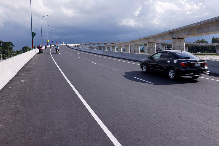 প্রসঙ্গত, ১৯৯৬ সালে আওয়ামি লিগ ক্ষমতায় আসার পর পদ্মা সেতু নির্মাণের উদ্যোগ শুরু হয়। ২০০১ সালের ৪ জুলাই মাওয়া পয়েন্টে আনুষ্ঠানিক ভাবে পদ্মা সেতুর ভিত্তিপ্রস্তর স্থাপন করেছিলেন হাসিনা।