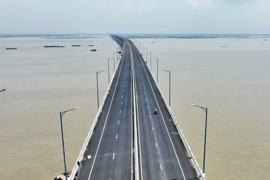 পদ্মা সেতু চালুর পর নাকি মোংলা বন্দর দিয়ে আমদানি-রফতানিতে গতি এসেছে।