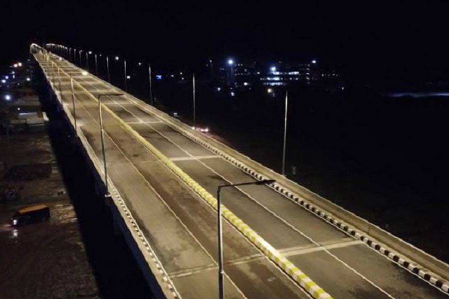 পদ্মা সেতু প্রকল্প অনুমোদন পায় ২০০৭ সালে। সে সময় ব্যয় ধরা হয়েছিল ১০ হাজার ১৬২ কোটি টাকা। সেতু বিভাগ সূত্রে জানা গিয়েছে, ঠিকাদারের আয়ের উপর কর ও পণ্যের কর বৃদ্ধি, বাংলাদেশি টাকার সঙ্গে ডলারের বিনিময়ে মূল্যবৃদ্ধি, নদীবাঁধ ভাঙন, ফেরিঘাট স্থানান্তর, সেতুর জন্য যন্ত্রপাতি কেনা ও নকশায় কিছু সংশোধনের জন্য ব্যয় বেড়েছে। 