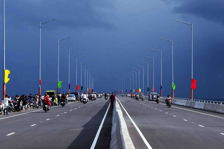 টোল আদায়ে যথেষ্ট খুশি বাংলাদেশের সরকার। সে দেশের একাধিক সংবাদমাধ্যম সূত্রে জানা গিয়েছে, সেতু খোলার পর ২৬ জুন থেকে ১৫ জুলাই পর্যন্ত প্রথম ২০ দিনে পদ্মা সেতুতে টোল আদায় হয়েছে ৫২ কোটি ৫৫ লক্ষ ৩৫ হাজার ৬৫০ টাকা। 